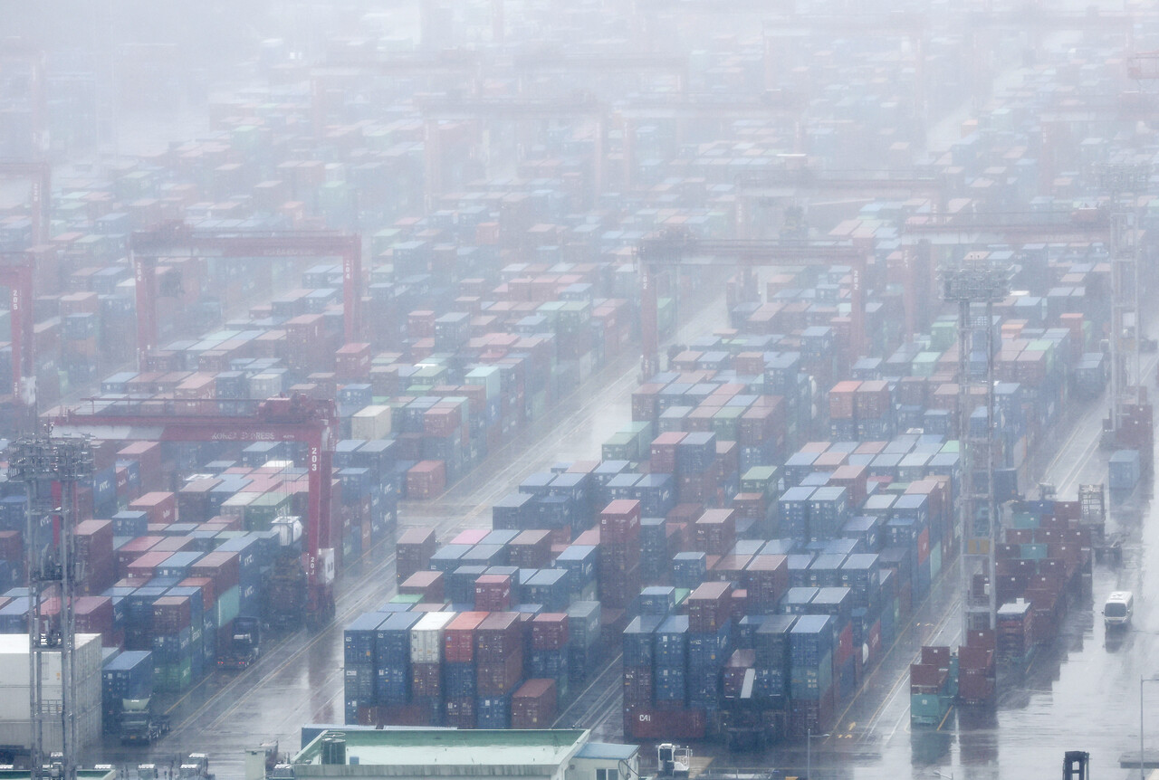 올 한해 한국경제는 하반기 수출과 내수에서 괄목할 만한 변화가 없다면 1.4% 경제성장률 달성은 불가능하다. 사진은 안개 낀 부산항. /연합뉴스