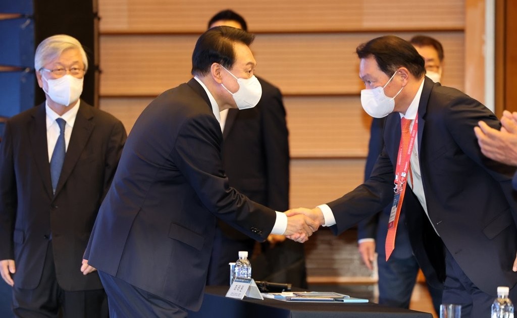 윤석열 대통령이 지난 7일 오후 서울 중구 대한상공회의소에서 열린 '문화미래리포트(Munhwa Future Report) 2022'에 참석해 최태원 대한상공회의소 회장(SK그룹 회장)과 악수하고 있다. /연합뉴스