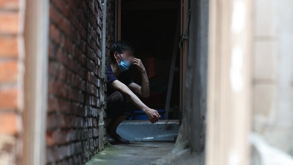 서울 한낮 기온이 33도까지 오르며 무더운 날씨를 보인 지난 20일 오후 서울 용산구 동자동 쪽방촌 에서 한 주민이 그늘에서 더위를 피하고 있다. /연합뉴스