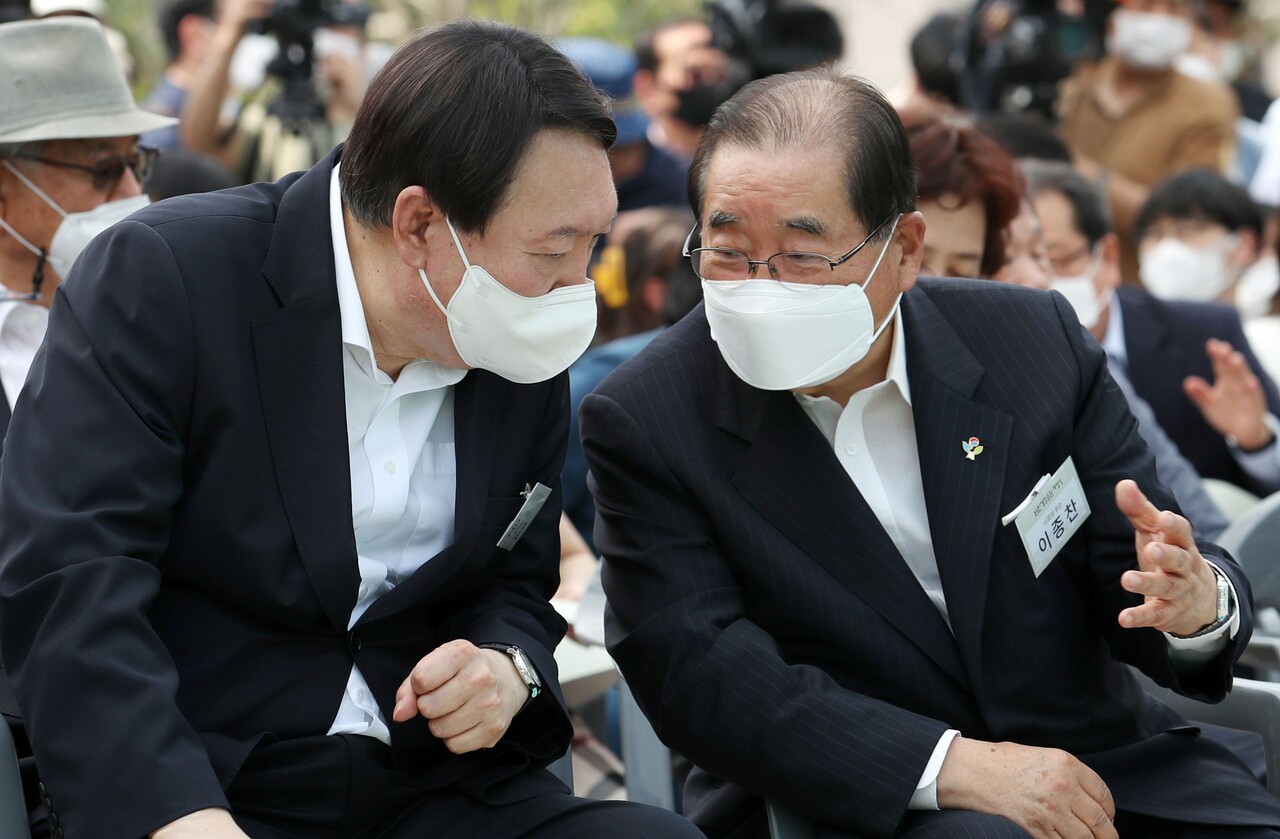 윤석열 대통령(당시 검찰총장)이 지난 2021년 6월 9일 서울 남산예장공원 개장식에서 이종찬 광복회장(국립대한민국임시정부기념관 건립위원장)과 대화하고 있다. /연합뉴스