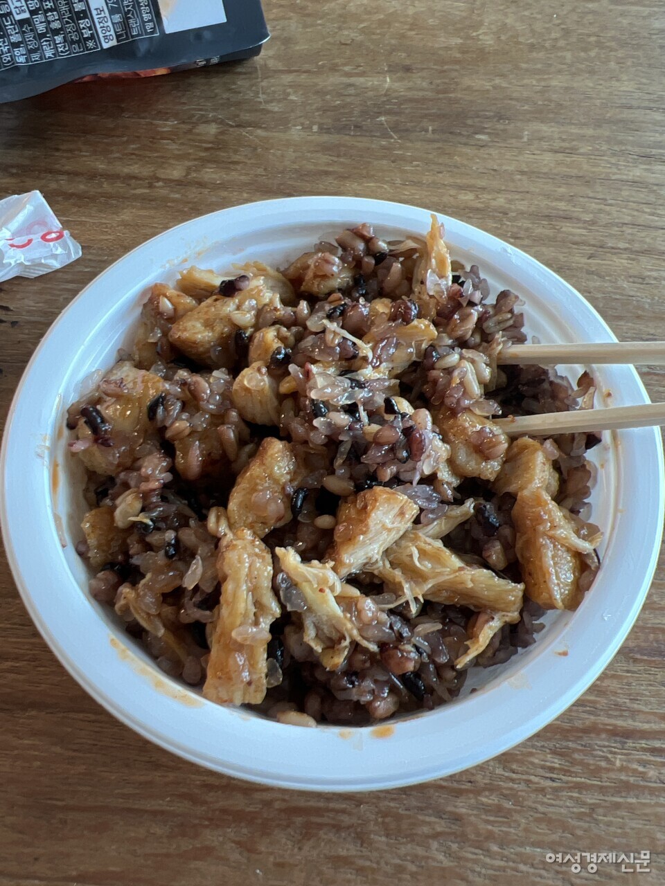 하루 동안 한 푼도 쓰지 않겠다는 의미인 '무지출' 챌린지에 도전 중인 한 독자가 보낸 사진. 서울 문정동에 위치한 회사에 다니고 있는 A씨(27)는 집에서 싸 온 즉석밥과 닭가슴살을 활용해 끼니를 해결하고 있다. /여성경제신문