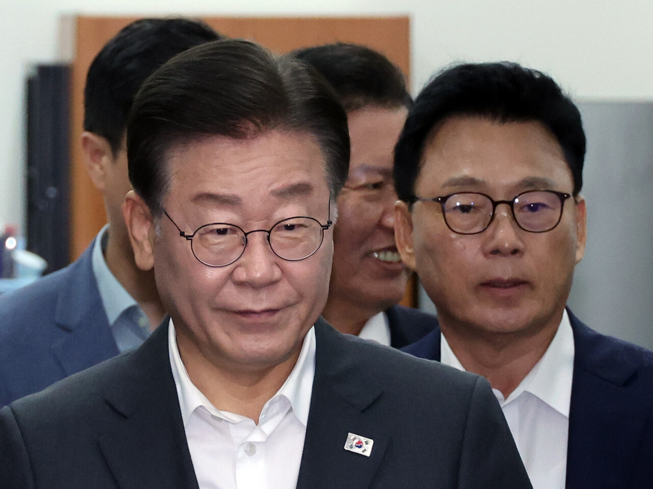 더불어민주당 이재명 대표와 박광온 원내대표가 지난 7월 26일 국회 당 사무실에서 열린 최고위 회의에 입장하고 있다. /연합뉴스