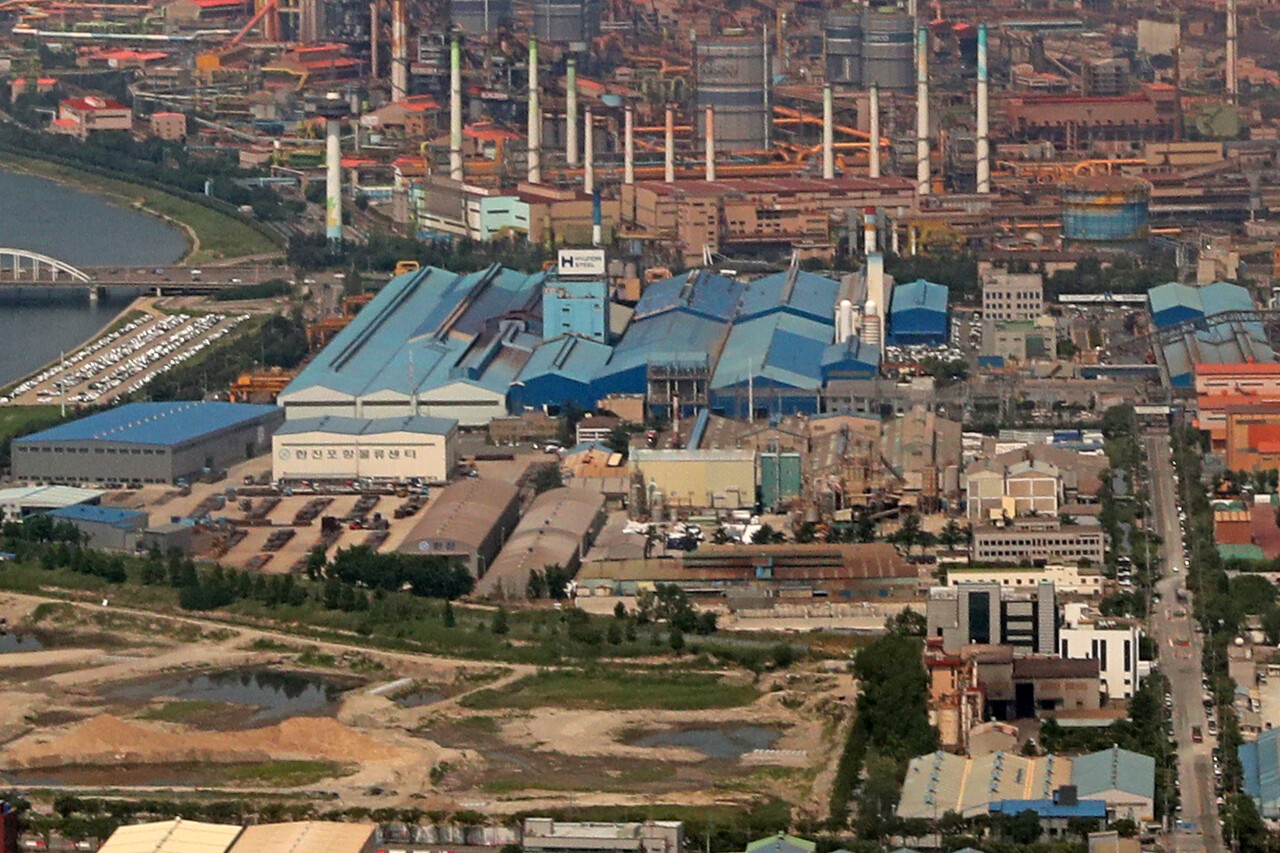 현대제철이 지난 2분기 글로벌 경기 침체로 부진한 성적표를 받았지만 하반기 자동차 강판 공급으로 실적 회복을 노린다.. 사진은 현대제철 포항공장 /연합뉴스