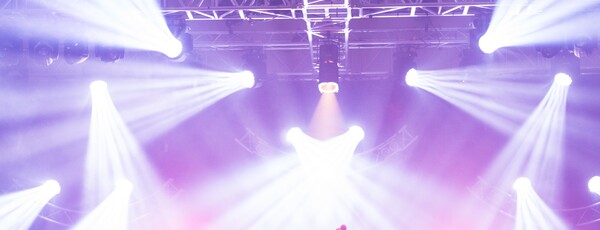 연극 무대에서 조명도 중요했다. 너무 화려한 조명에 눈이 부신 배우가 순간 당황해 대사를 잊어버렸다. 리허설이 중요함을 느끼게 해 주었다. /언스플래시