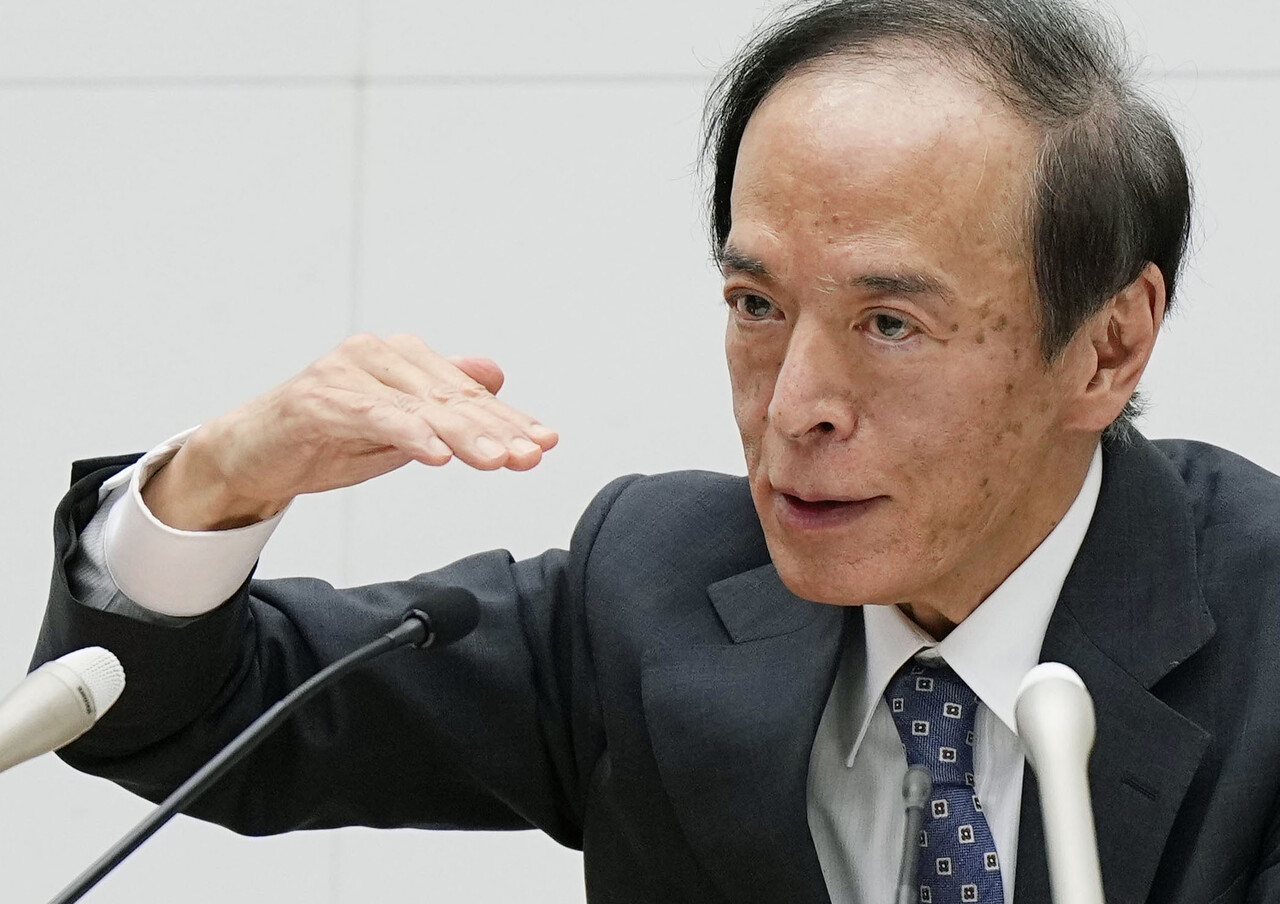 일본은행(BOJ)이 지난 28일 금융정책결정회의에서 현 국채 10년물 금리의 변동 상한을 종전 0.5%에서 1%로 확대하며 긴축 전환 시그널로도 해석됐지만 초엔저는 수그러들지 않고 있다. 사진은 우에다 가즈오 일본은행 총재 /교도통신=연합뉴스
