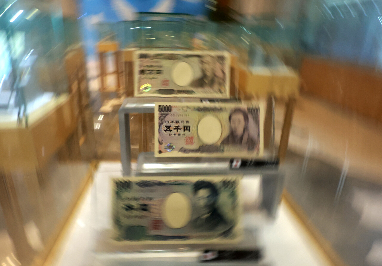 전문가들은 향후 일본이 본격적인 긴축으로 돌아서게 되면 당장에 미국이 피벗을 앞둔 상황에서 각국 간 통화정책 차이와 금리 차로 국제 금융시장에서 자본 움직임 변화가 불안정해질 것으로 봤다. 올 하반기부터 상반기까지 미국, 유로존, 중국, 일본 자금시장을 눈여겨볼 필요가 있다는 것이다. /연합뉴스