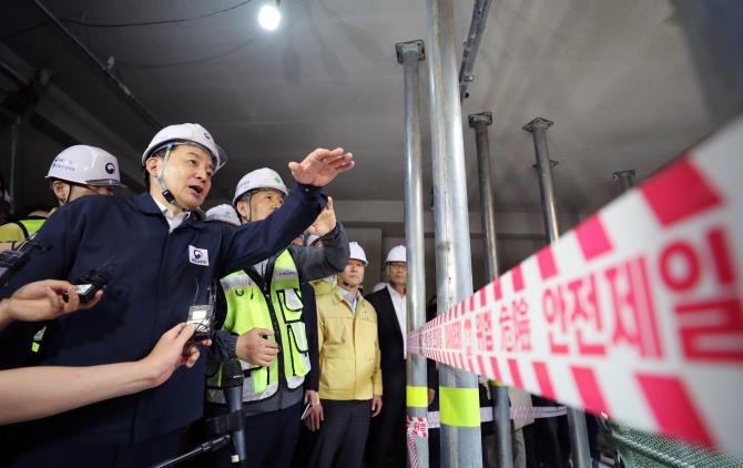 원희룡 장관이 지난 5월 2일 인천 검단신도시 아파트 신축 공사장 지하 주차장 붕괴 현장을 점검하고 있다. /연합뉴스