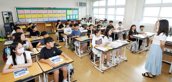 사진은 지난 7월 19일 오전 전남 영광군 중앙초등학교 한 교실에서 여름 방학식이 열리고 있는 모습으로 기사의 특정 내용과 관련없다. /연합뉴스