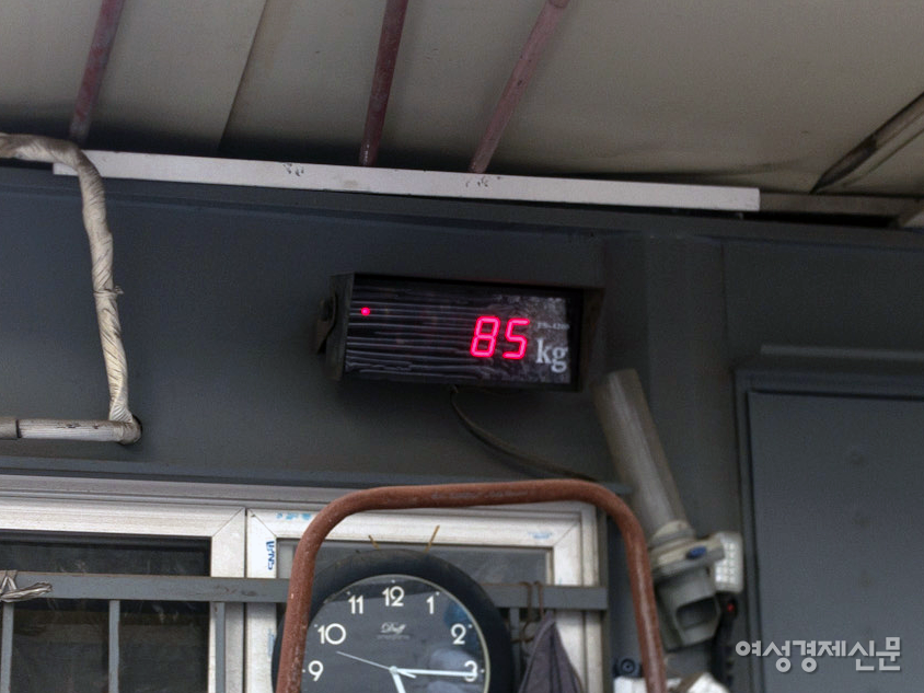 고물상 관리소 벽에 붙은 무게 표시기 /강지은