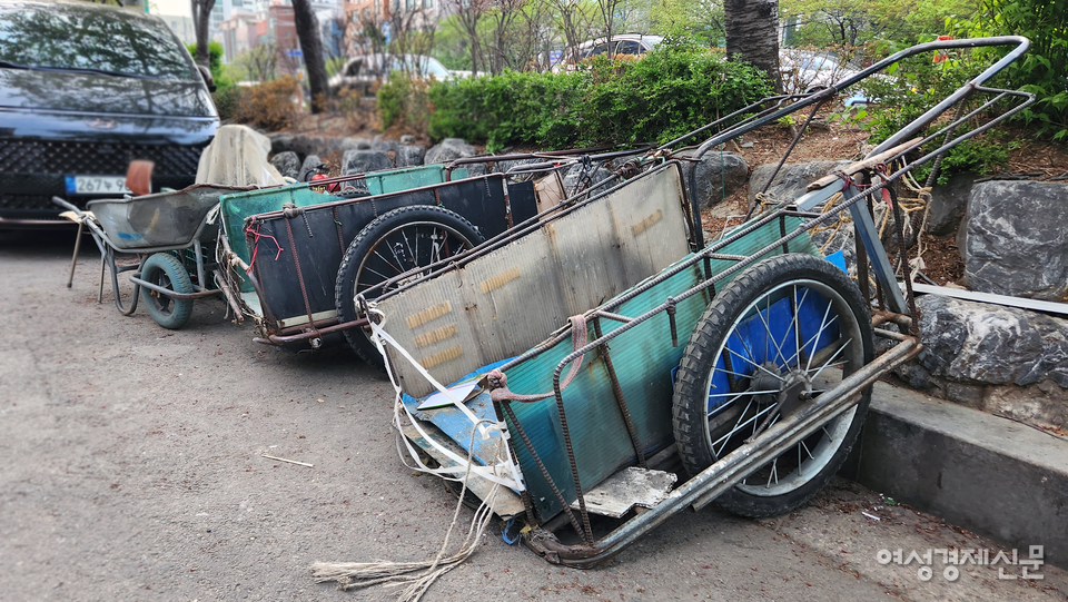 고물상 앞에 놓인 빈 리어카 /김솔지