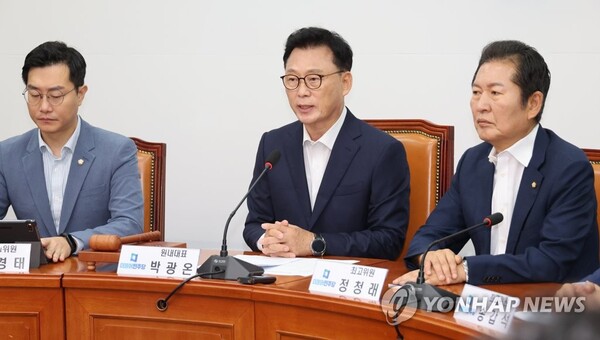 더불어민주당 박광온 원내대표가 2일 국회 당 사무실에서 최고위 회의를 하고 있다. /연합뉴스