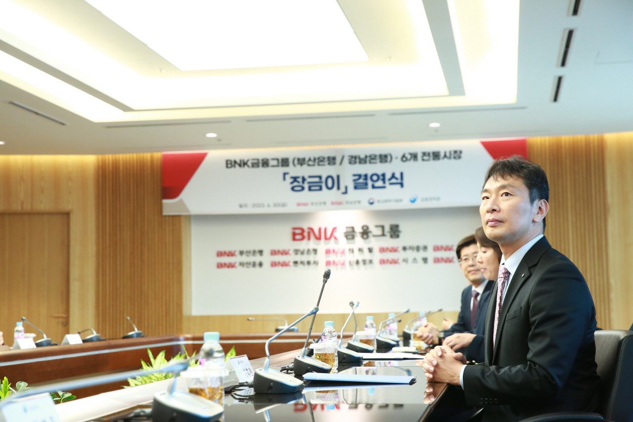 이복현 금융감독원장이 지난 6월 30일 부산 경남지역 전통시장 상인들의 금융사기 예방 및 상생 금융을 위한 '찾아가는 장금이' 결연에 참석해 참석자의 발표를 듣고 있다. /금융감독원