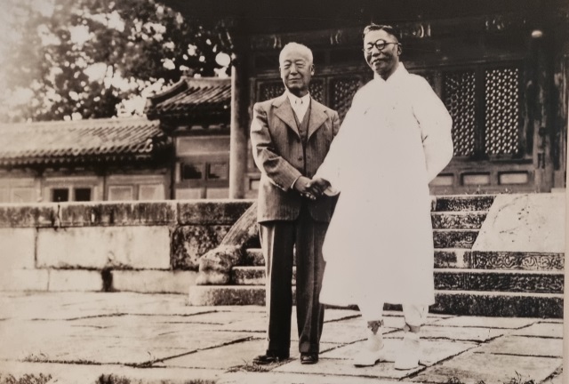 이승만 전 대통령과 김구 임시정부 주석이 1946년 민주의원 회의 후 기념 촬영하고 있다. /백범기념관