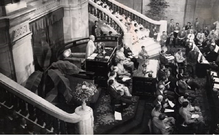 이승만 대통령(당시 제헌국회 의장)이 1948년 5월 31일 서울 경복궁 중앙청에서 열린 제헌국회 개원식에서 기념사를 하고 있다. /국가기록원