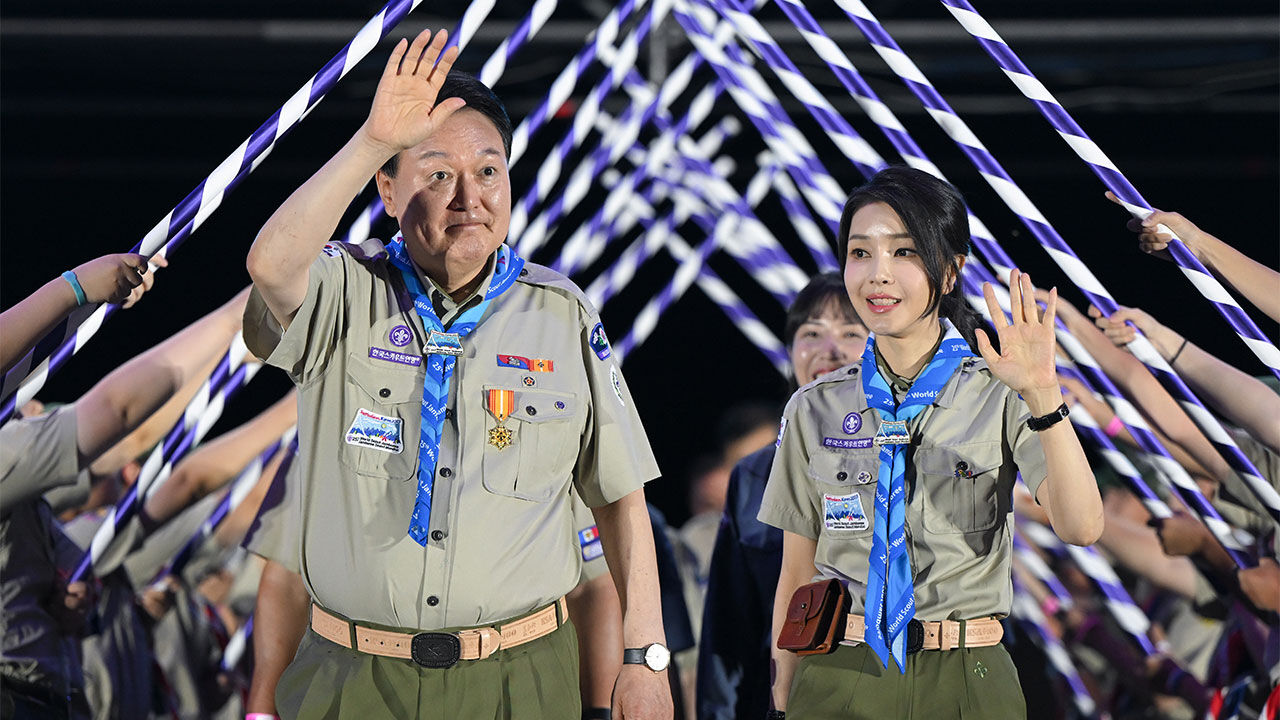 윤석열 대통령과 김건희 여사가 여름휴가 첫날인 2일 저녁 전북 부안에서 열린 '2023 새만금 제25회 세계스카우트 잼버리' 개영식에 참석해 손을 흔들고 있다. /연합뉴스