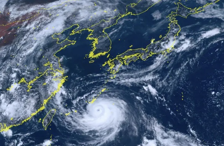 뜨거운 고기압이 한반도를 덮으면서 폭염경보급 무더위가 장기간 이어질 것으로 보인다. 동중국해에 머무르고 있는 태풍 카눈의 위성사진. /구글어스