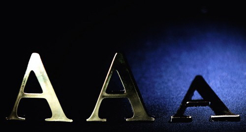 S&P와 피치가 미국의 신용등급을 AA+로 강등하면서 세계가 술렁이고 있다. 미 국채 신용도 하락 요인으로 재정적자와 부채가 꼽히면서 긴축 재정을 통해 건전성을 찾아야 한다는 지적이 나왔다. /연합뉴스