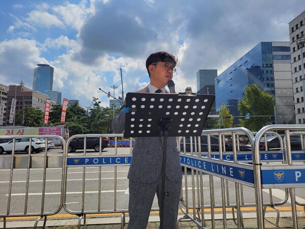 정석왕 한국장애인복지시설협회 회장이 지난 3월 전장연의 지하철 시위 중단을 촉구하고 있다. /한국장애인복지시설협회