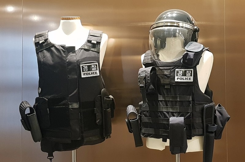 웰크론이 경찰과 군에 납품하는 방탄·방검복 중 한 제품 /웰크론