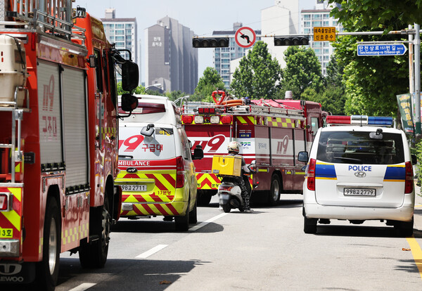 14명의 부상자가 발생한 '분당 흉기 난동' 사건 이후 비슷한 범행을 저지르겠다는 예고성 글이 인터넷에 잇따라 올라온 4일 범행 예고 장소 중 한 곳인 경기도 성남시 오리역에 오인 신고로 출동한 경찰과 소방, 구급차 등이 대기하고 있다. /연합뉴스