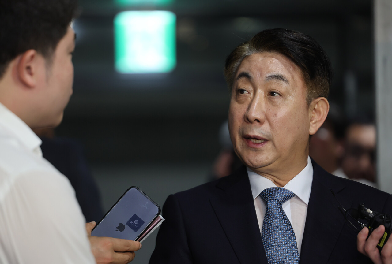 이동관 방송통신위원장 후보자가 1일 오전 청문회 준비 사무실이 마련된 경기도 과천시의 한 오피스텔 건물로 출근, 취재진 질문에 답하고 있다. /연합뉴스