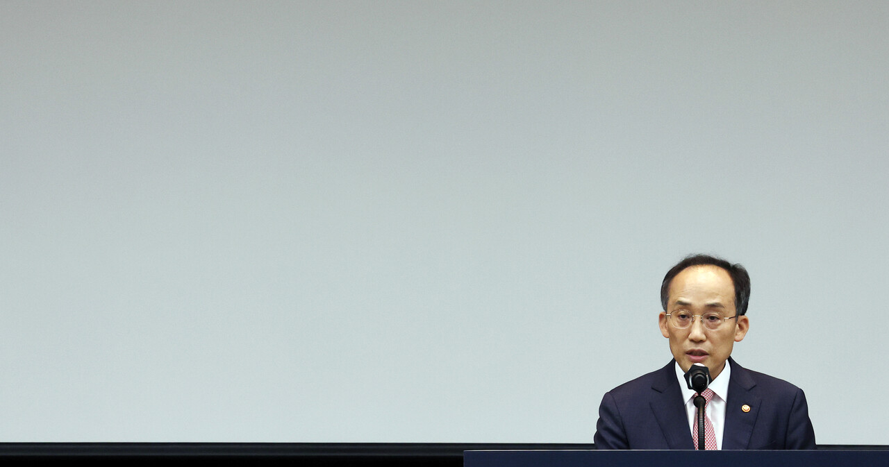 향후 수년에 걸쳐 증가할 미 부채 부담은 물론이고 부채한도와 둘러싼 거듭된 정치적 대치 이후 막판 타결은 미 재정 관리에 대한 확신을 약화한다면서 미국이 이른바 ‘통치 침식’(erosion of governance)에 놓여있다고 지적했다. 이는 한국 국가신용도 언제든 깎일 수 있다는 선례를 보여준다. 사진은 텅 빈 배경 앞의 추경호 경제부총리 겸 기획재정부 장관 /연합뉴스