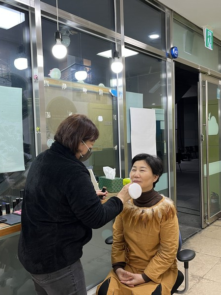 설레는 마음으로 분장을 하고 있다. 볼 터치도 하고 콧날도 오뚝하게 보이게 입체 화장을 했다. /사진=김정희