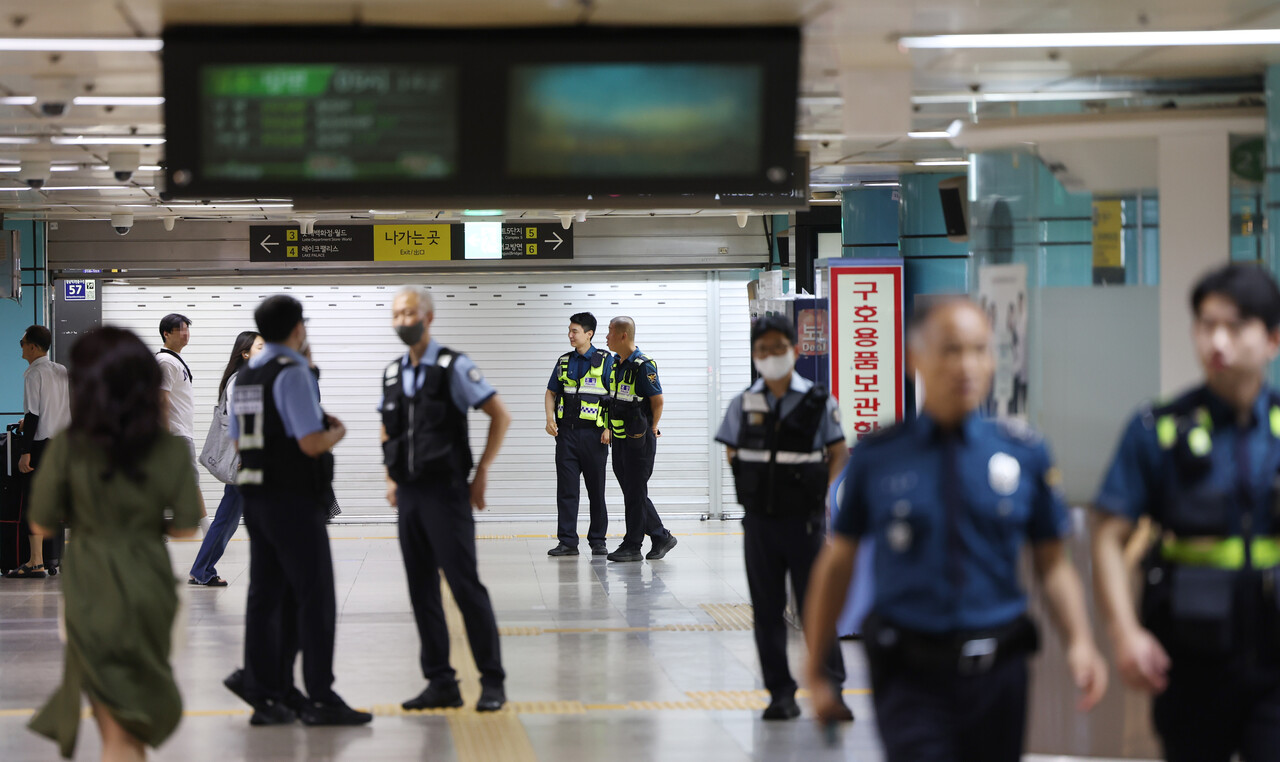 정부도 이러한 문제 제기에 호응해 정신질환과 관련한 전반적 제도 개선을 모색하는 관계부처 합동 태스크포스(TF)를 지난 4일 출범시켰다. 사진은 협박글 속 범행 예고 장소 중 하나로 지목된 잠실역에 배치된 경찰과 지하철역 관계자들이 경계근무를 서고 있는 모습. /연합뉴스