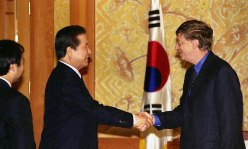 1998년 당시 김대중 대통령과 빌 게이츠가 청와대에서 접견하는 모습 /국가 기록사진