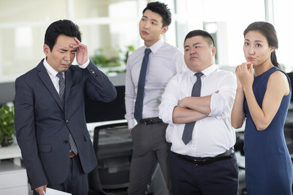 마이크로 매니지먼트가 계속되면 조직 구성원들은 ‘리더가 어차피 바꿀 것이고, 리더가 원하는 방향대로 일이 처리될 것이므로’ 아이디어를 내지 않고, 수동적으로 주어진 일만 하게 된다. /게티이미지뱅크