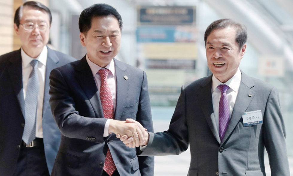 김병준 전경련 회장 직무대행(오른쪽)이 김기현 국민의힘 대표와 인사를 나누고 있다. /연합뉴스
