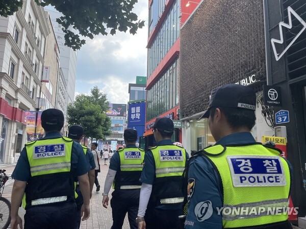 5일 대구 중구에서 경찰관들이 '흉기 난동' 범죄 우려에 따른 순찰을 하고 있다. /연합뉴스