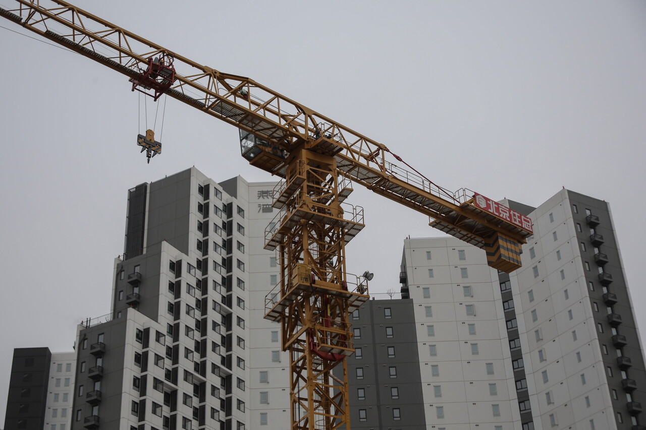 중국의 부동산 시장 위축에 따른 정부 재정 악화는 정부 주도 성장을 제약하고 경제 체제 불안까지 야기할 수 있다. 사진은 중국 베이징 주거지역의 타워크레인 /EPA=연합뉴스