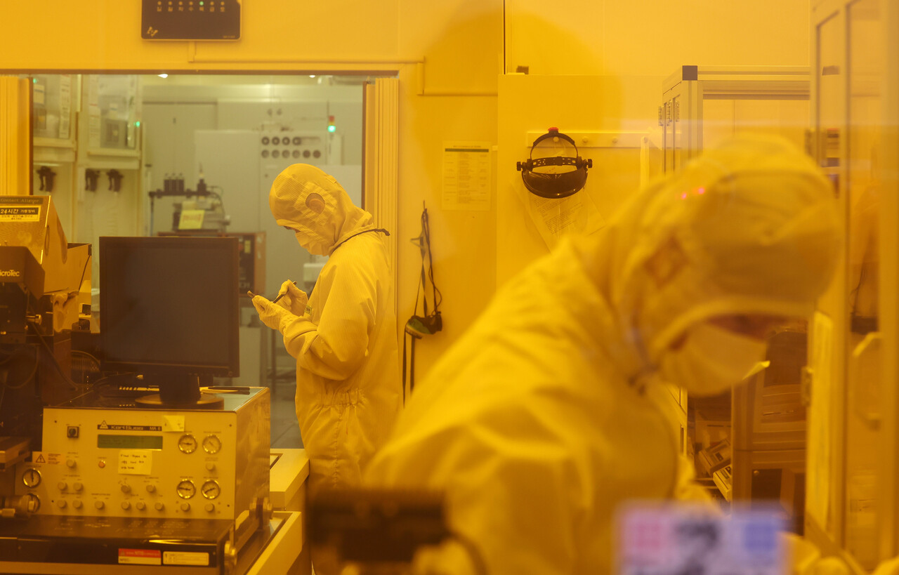 한국이 중국에 대한 ‘디리스킹’(위험 제거) 전략을 준비하는데 기술 비교 우위 등 경쟁력 제고를 우선해야 한다고 강조한다. 중국 기술에 대한 미국 견제를 활용해 기술격차 유지도 주요 방안으로 떠오른다. 사진은 대전 한국전자통신연구원(ETRI) 반도체 실험실 모습. /연합뉴스