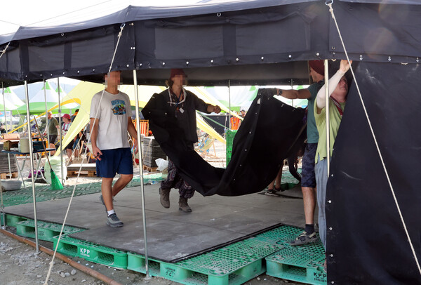 세계스카우트연맹이 잼버리 대회가 열리는 부안군에서 조기 철수를 결정한 7일, 독일 스카우트 대원들이 부스를 철거하고 있다. /연합뉴스