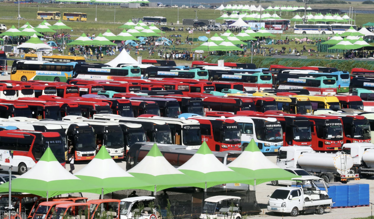 태풍 '카눈'의 북상으로 2023 새만금 세계스카우트 잼버리 야영장을 떠나는 잼버리 대원들을 태우기 위한 버스들이 8일 전북 부안군 잼버리 대형 주차장에 집결해 있다. /연합뉴스