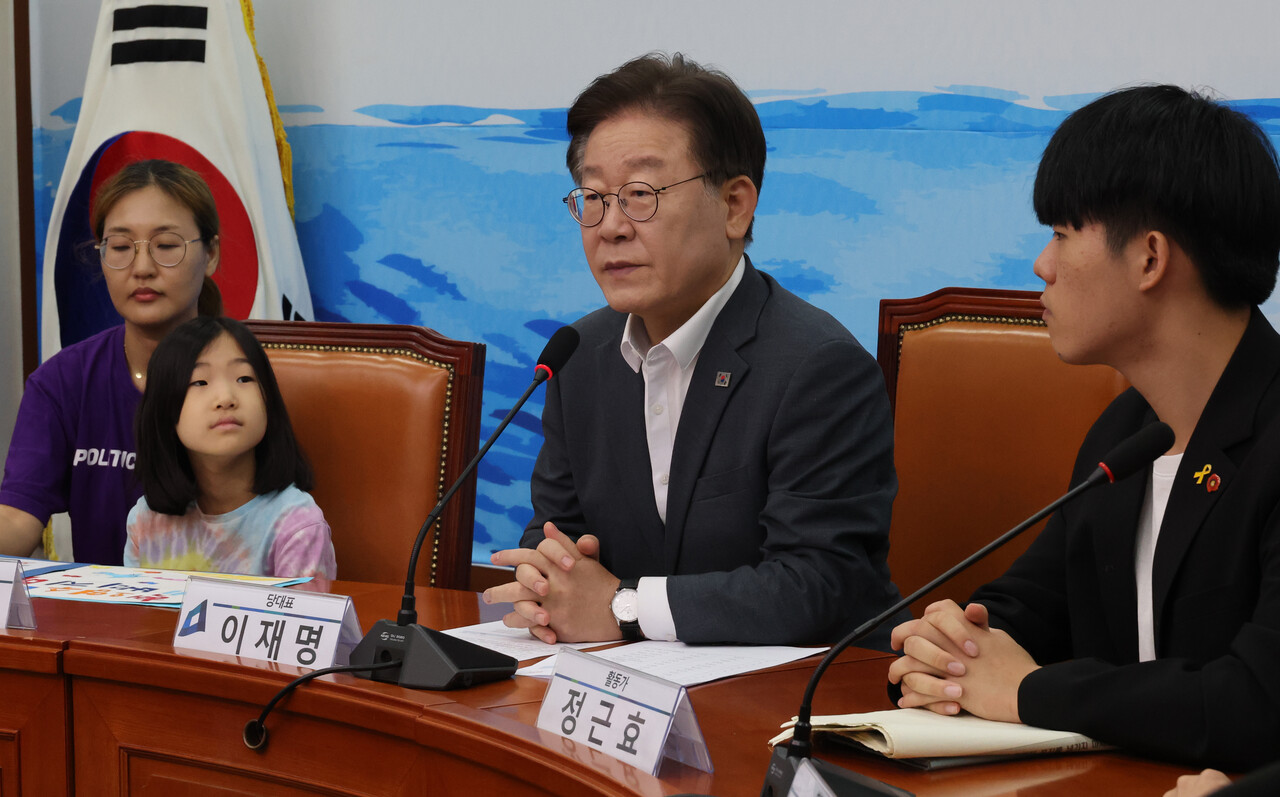 더불어민주당 이재명 대표(사진 가운데)가 8일 국회에서 열린 후쿠시마 핵 오염수 저지를 위한 아동, 청소년, 양육자 간담회에 참석했다. /연합뉴스