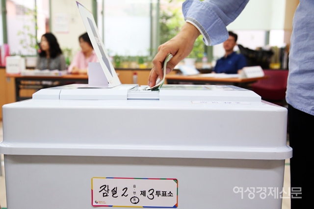 제7회 전국동시지방선거 및 국회의원 재보궐선거일인 13일 오전 서울 송파구 잠신초등학교에 마련된 잠실2동 제3투표소에서 한 유권자가 투표를 하고 있다. /양문숙 기자 yms7890@hanmail.net