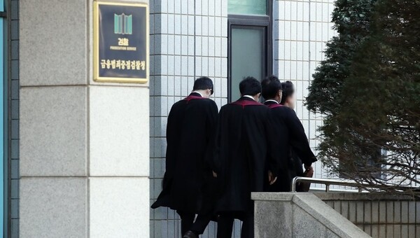 서울 양천구 서울남부지검에서 이동하는 검사들 /연합뉴스