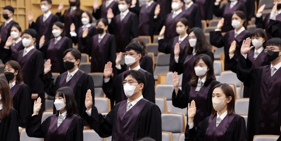 지난해 10월 5일 서울 서초구 대법원에서 열린 신임 법관 임명식에서 신임 법관들이 선서하고 있다. /연합뉴스