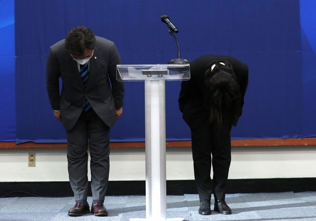 박지현, 윤호중 더불어민주당 공동비상대책위원장이 지난해 5월 12일 서울 여의도 국회에서 성 비위 사건으로 제명된 박완주 의원과 관련해 고개 숙여 사과하고 있다. /사진공동취재단