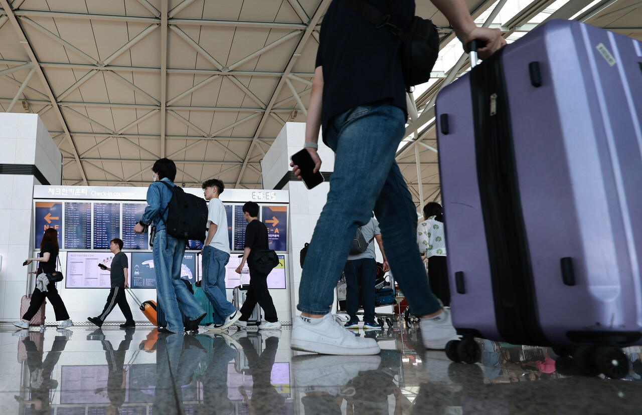 경상수지를 구성하는 상품과 서비스, 소득, 이전소득 수지중 눈에 띄는 부진은 서비스 수지다. 항목 중 여행수지 적자가 크게 차지했는데 방한 외국인보다 우리 국민이 해외여행을 더 많이 나가 더 많은 돈을 썼다. /연합뉴스