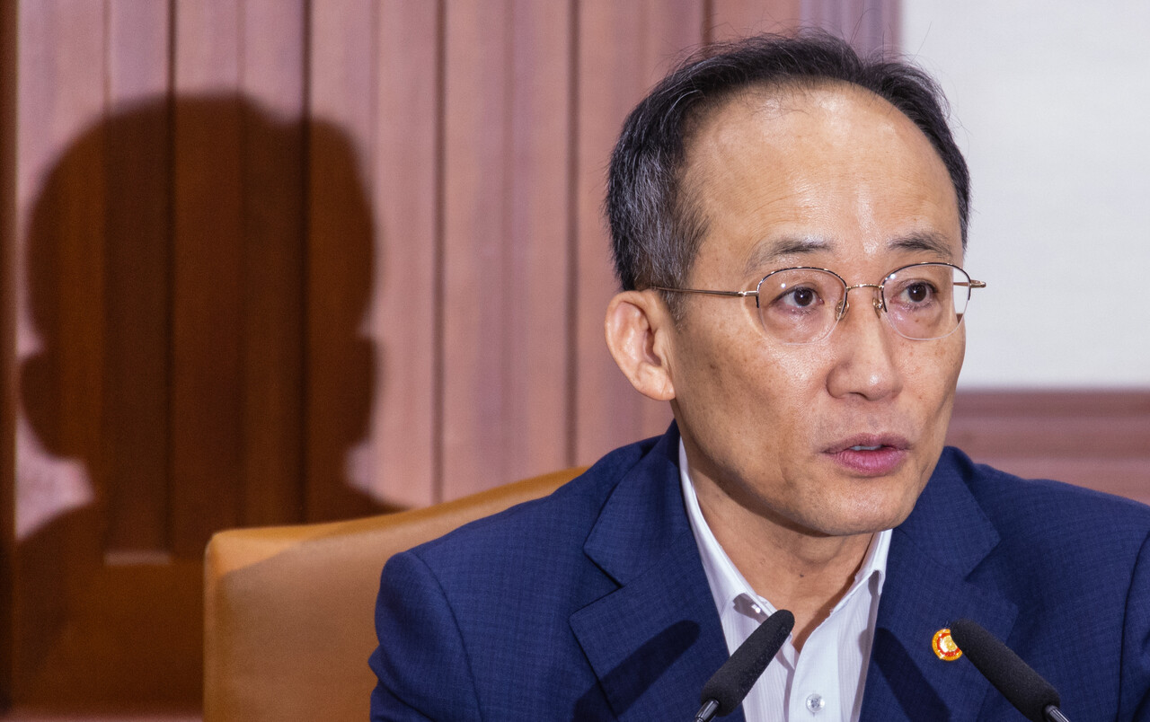 추경호 경제부총리 겸 기획재정부 장관(사진)은 6월 국제수지와 관련해 최근 1년 내 최대치인 59억 달러 흑자를 기록해 상반기에 총 24억 달러 흑자를 시현했다"며 "수출도 월별 변동성은 있으나 개선 흐름을 보이고 있다"고 평가했다. /연합뉴스