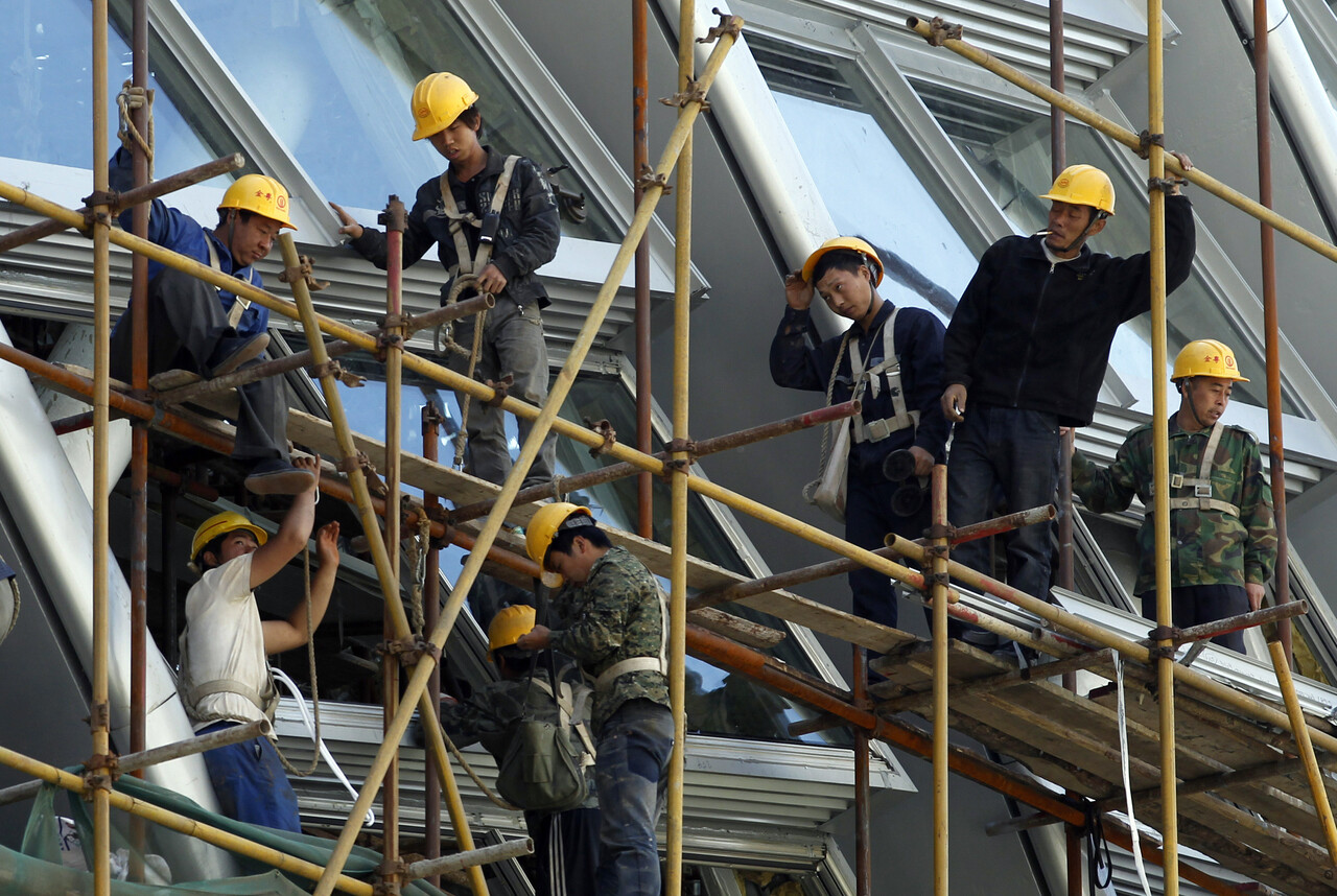 중국 경기가 침체 속 물가가 하락하는 디플레이션 국면에 들어섰다. 세계 교역 둔화에 따른 수출 감소, 부동산 시장 위축 및 소비 둔화 등 대내외적인 요인이 복합적으로 작용하고 있다. 사진은 중국 베이징의 상업용 빌딩 공사 현장. /AP=연합뉴스