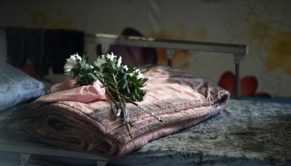 요양원 침대에 놓여 있는 꽃 /연합뉴스