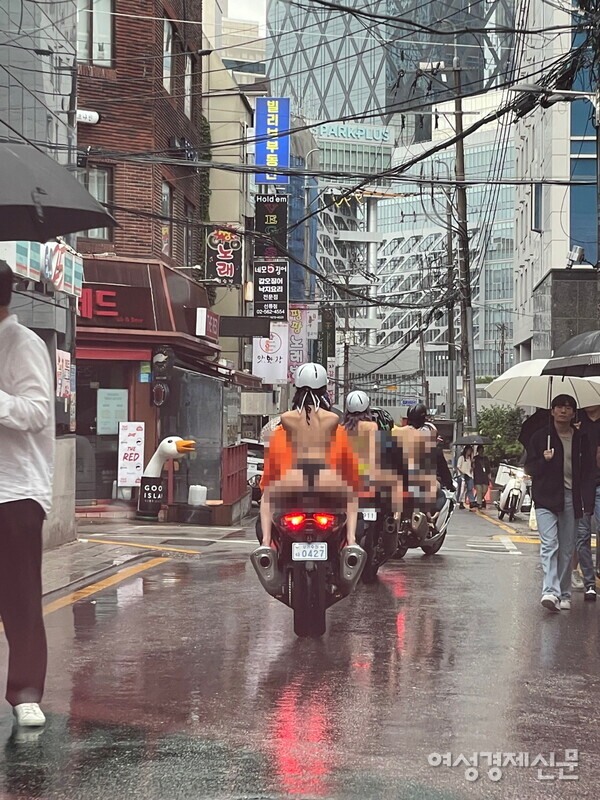 11일 오토바이 3대 뒤에 탄 비키니 차림의 여성 모습이 화제다. /제보자 제공