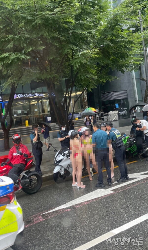 11일 비키니 차림의 여성 4명이 경찰 조사를 받고 있다. /제보자 제공