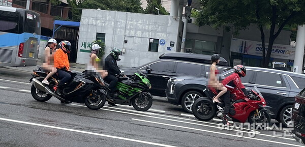 11일 오토바이 3대 뒤에 탄 비키니 차림의 여성 모습이 화제다. /제보자 제공