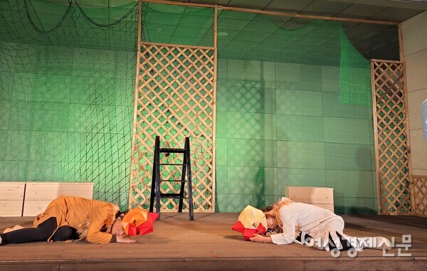 닭들은 새로운 세상을 맞이하기 전에 수의사에게 죽임을 당한다. /사진=김정희