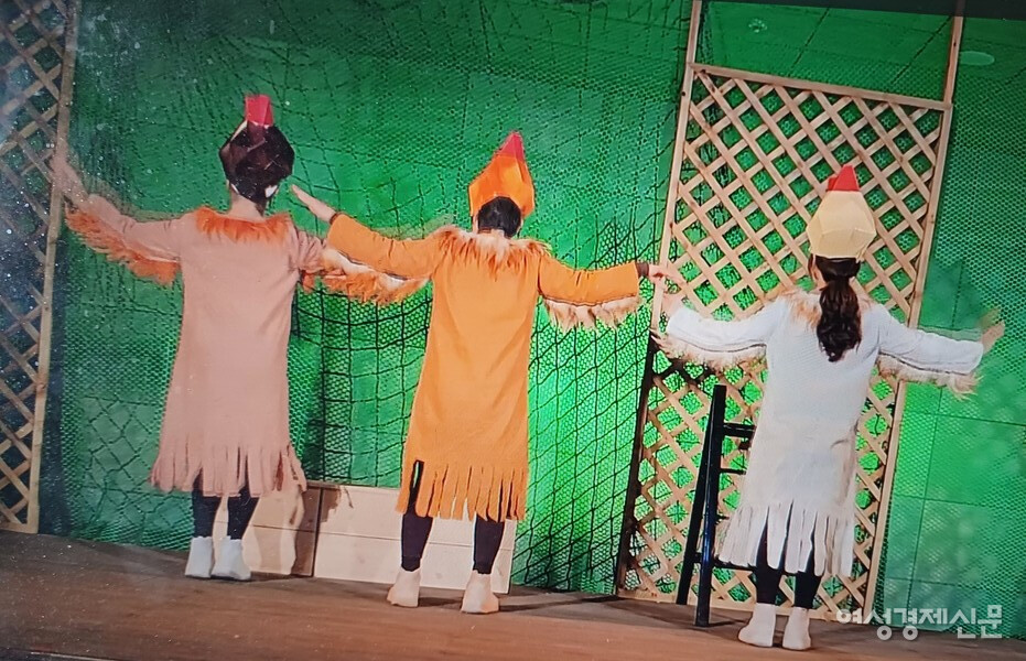 닭도 날 수 있다는 신참 닭의 말을 듣고 처음에는 무시하던 닭들도 신참에게 설득당한 후, 쉬지 않고 나는 연습을 한다. /사진=김정희